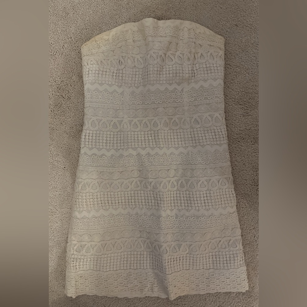 Lilly Pulitzer White label size 4 needs bleaching